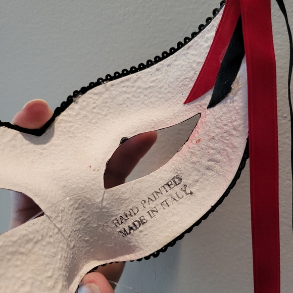Black and Red Italian Mask - Picture 4 of 4